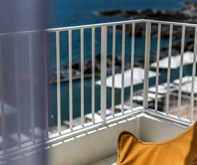 家庭套房, Les Roches Rouges, A Beaumier