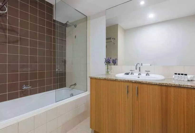 1 Bedroom Apartment City View, Oaks Melbourne On Market