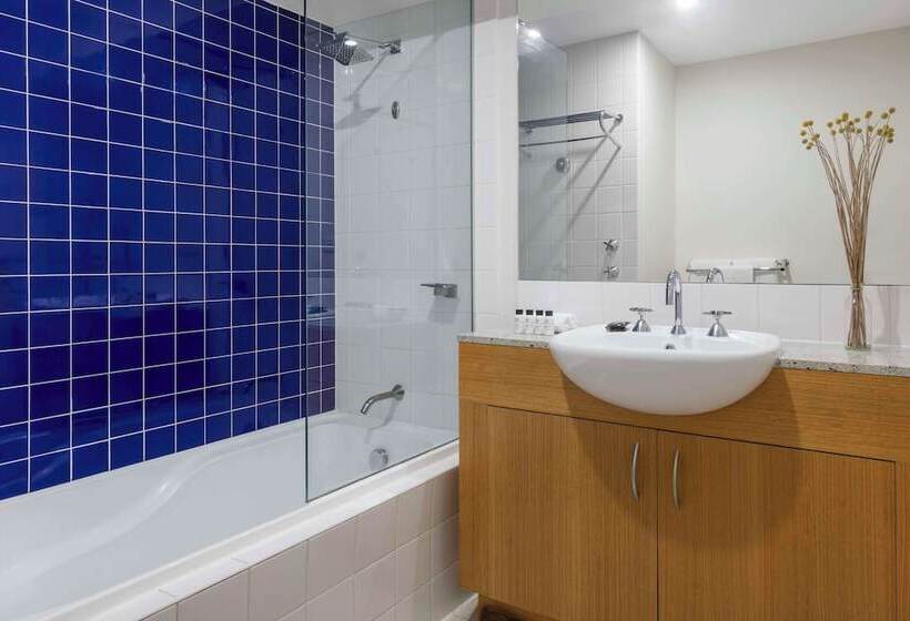 إستوديو بريميوم, Oaks Melbourne On Market