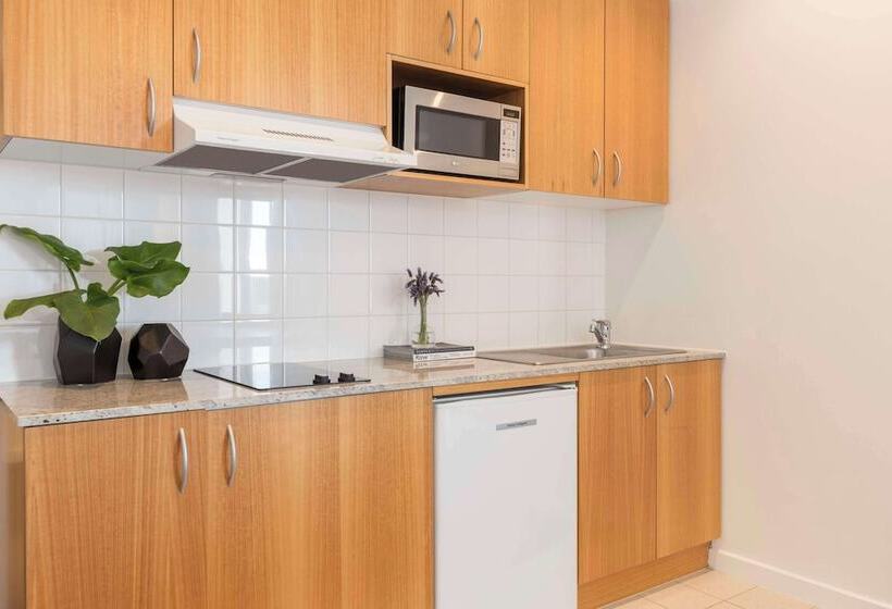 إستوديو بريميوم, Oaks Melbourne On Market