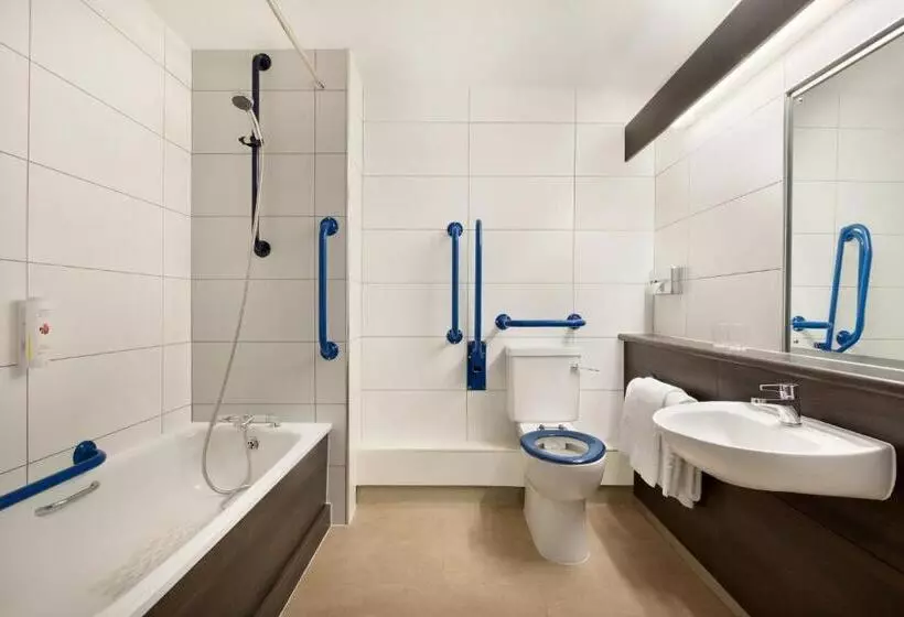 身障者適用スタンダードルーム, Ramada By Wyndham Bristol West