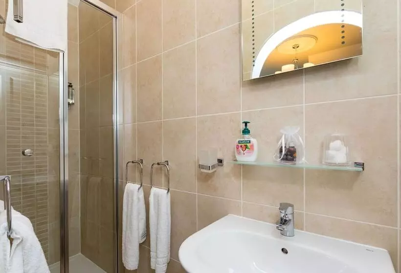 اتاق سوپریور, The Lawn Guest House Gatwick