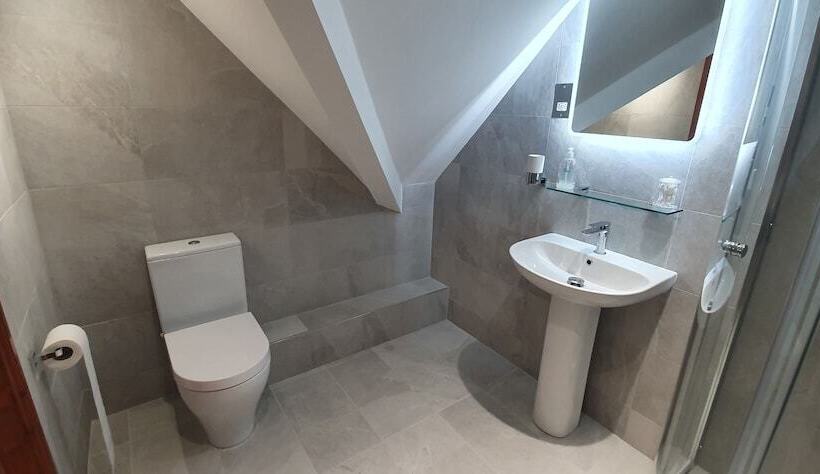 Номер Стандарт Трехместный, The Lawn Guest House Gatwick