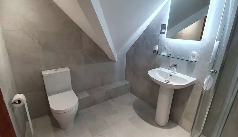 اتاق استاندارد سه نفره, The Lawn Guest House Gatwick