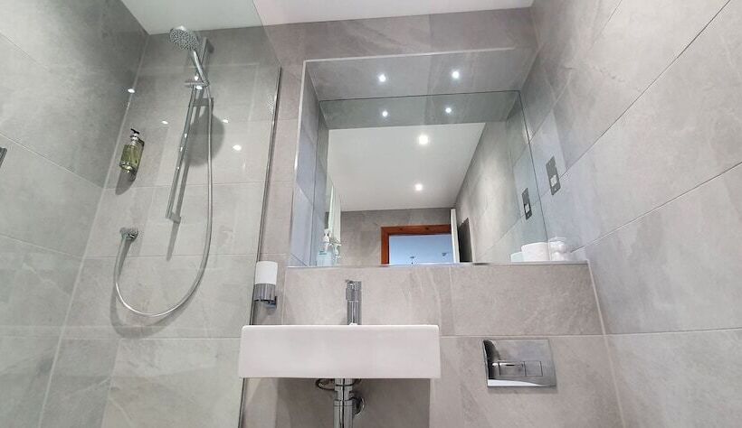 Семейный Номер, The Lawn Guest House Gatwick