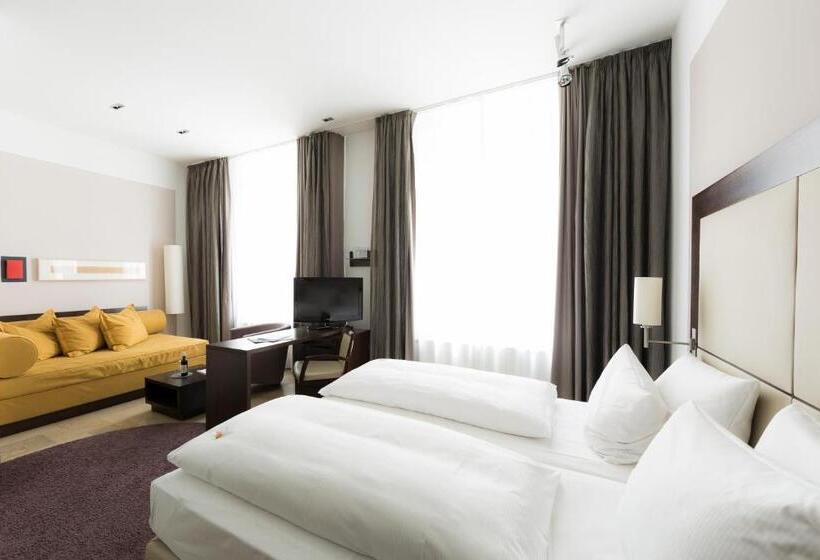 סוויטת ג'וניור, Devin Art