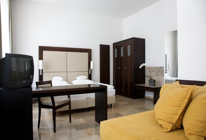 סוויטת ג'וניור, Devin Art