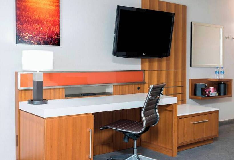 带2个双人床的标准工作室, Sonesta Hotel Grand Rapids Airport