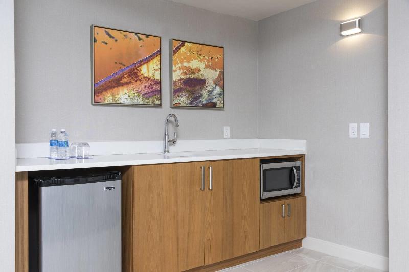 キングサイズベッドのスイートルーム, Sonesta Hotel Grand Rapids Airport