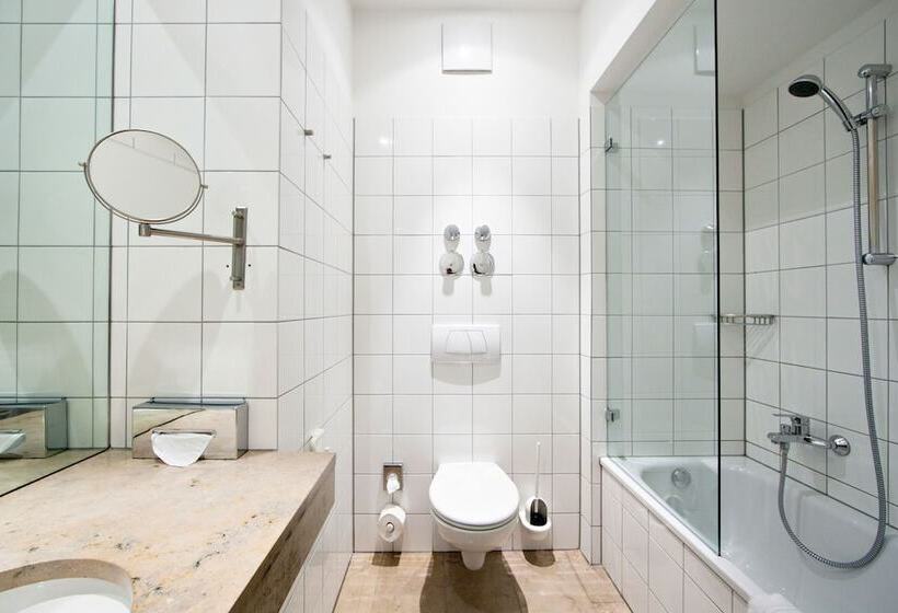 סוויטת ג'וניור, Devin Art