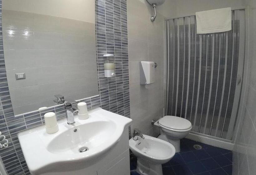 חדר סטנדרטי לשלושה עם נוף, Colosseo Rooms Imperial Rome