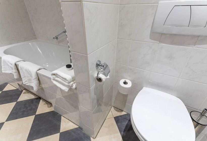 Люкс Сеньор, Van Der Valk Hotel Kasteel Terworm