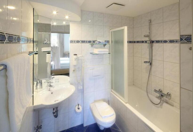 חדר סטנדרט לשלושה, Am Segelhafen