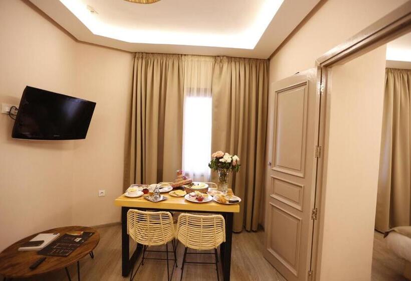 سوئیت سینیور, Amani Hotel Suites & Spa