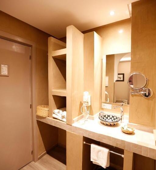 سوئیت سینیور, Amani Hotel Suites & Spa