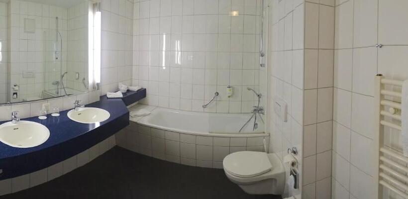 غرفة عائلية, Ascot Bristol