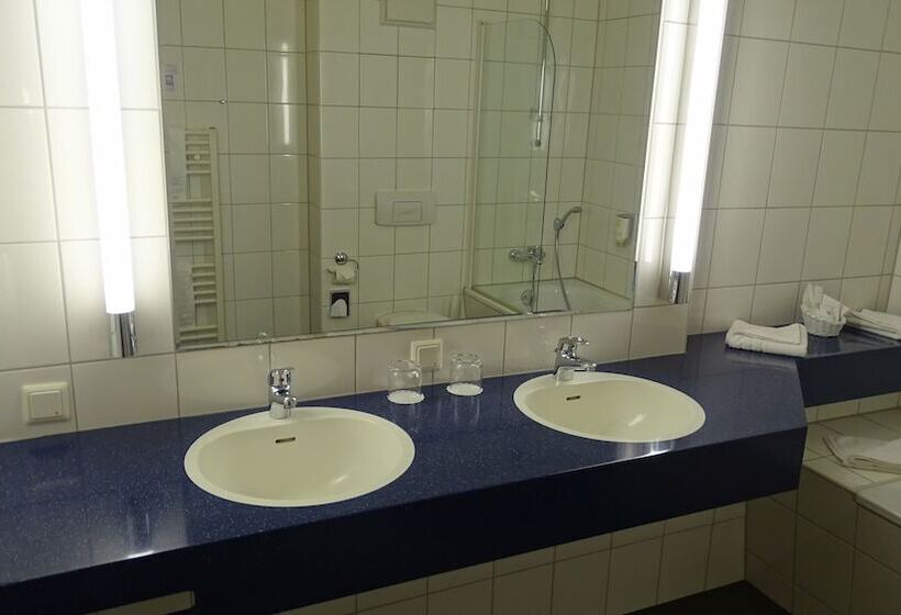 غرفة عائلية, Ascot Bristol