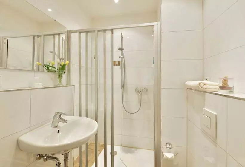 اتاق استاندارد یک نفره, Burghotel Stammhaus