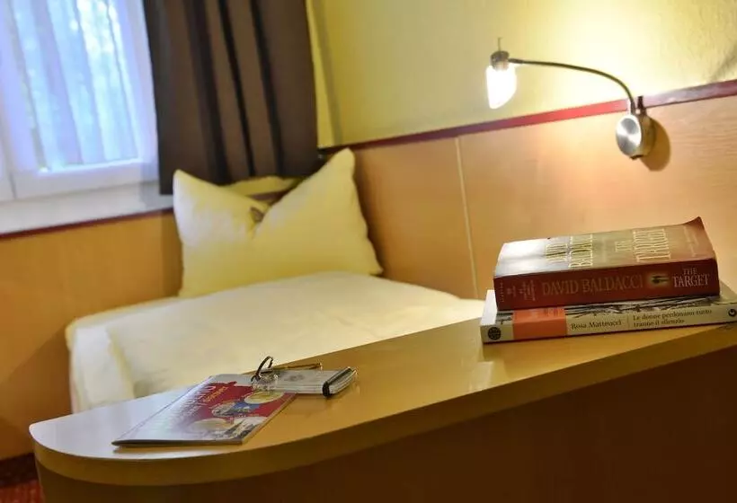 اتاق استاندارد یک نفره, Burghotel Stammhaus