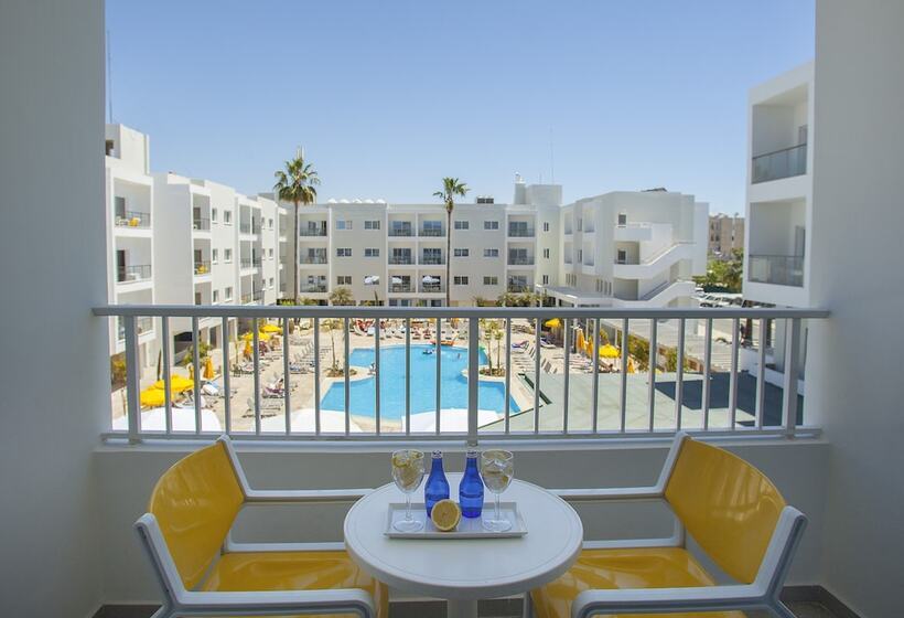 Номер Стандарт Вид на Бассейн, Mayfair Hotel