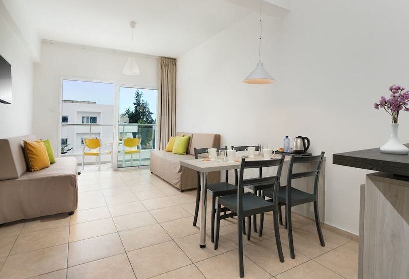 Люкс Вид на Бассейн, Mayfair Hotel