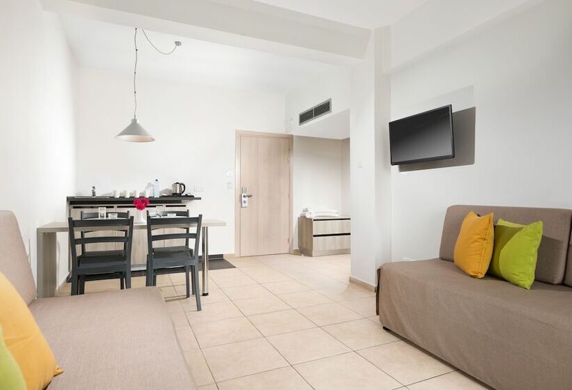 Люкс Вид на Бассейн, Mayfair Hotel