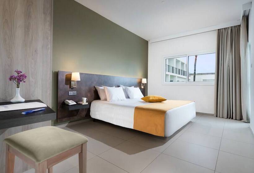 Люкс Вид на Бассейн, Mayfair Hotel