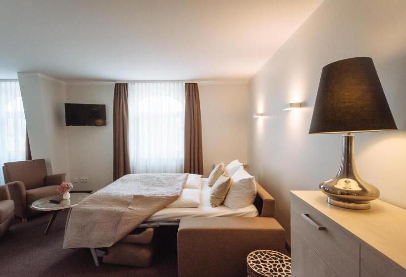 جناح جونيور, Landhotel Potsdam