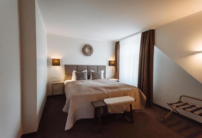 Полулюкс, Landhotel Potsdam