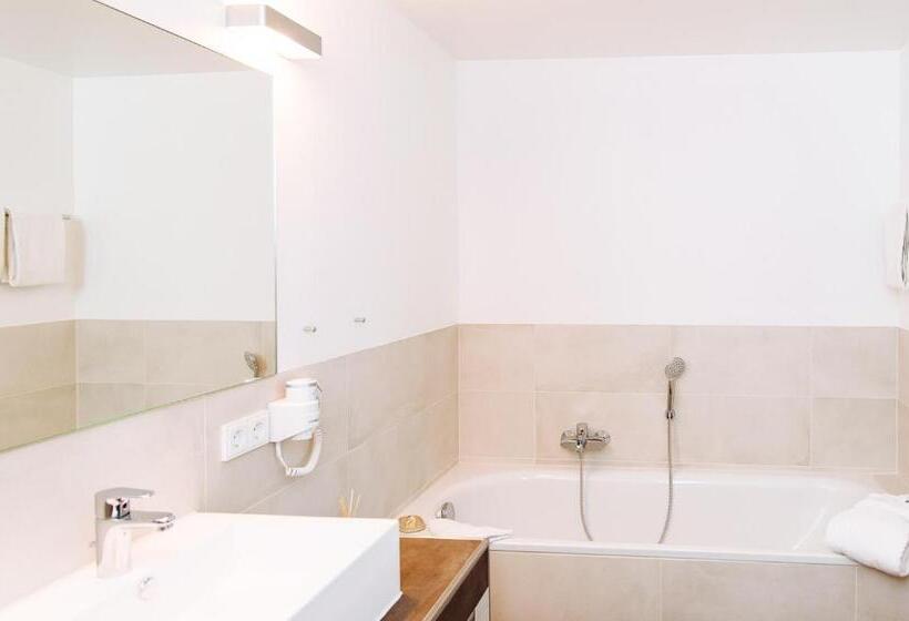 جناح جونيور, Landhotel Potsdam