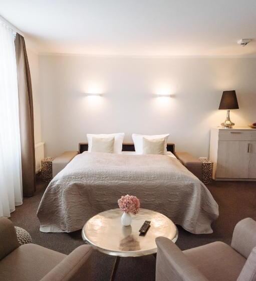 جناح جونيور, Landhotel Potsdam