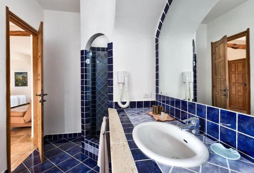 חדר סופריור, Arathena