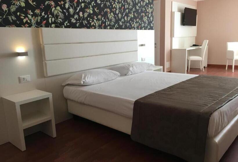 带露台的小型套房, Formula International & Puravita Spa