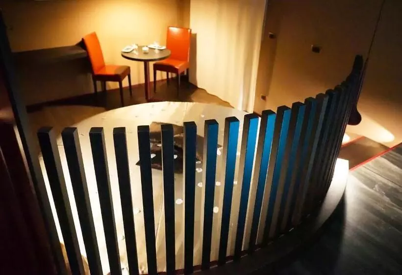 Suite Deluxe, Incontro