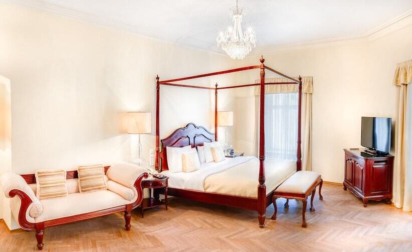 سوییت جونیور, The Dominican