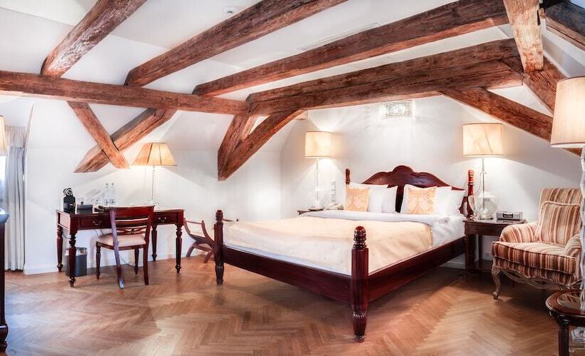 اتاق لوکس, The Dominican