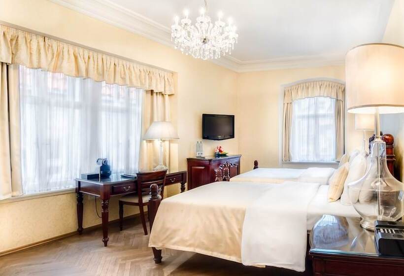 اتاق لوکس, The Dominican