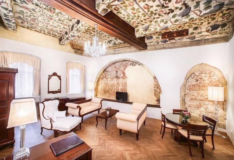 سوییت اجرایی, The Dominican