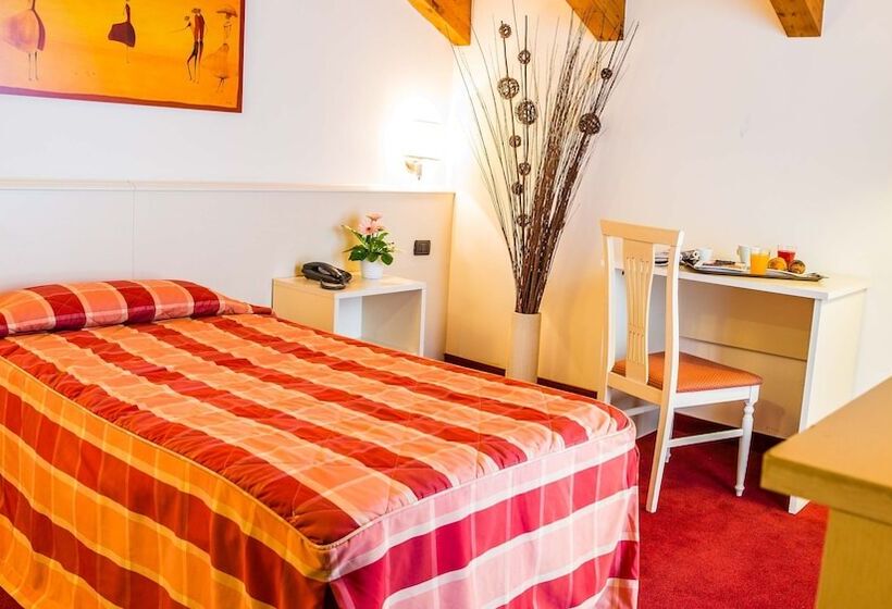 חדר סטנדרט לשלושה, Gallia