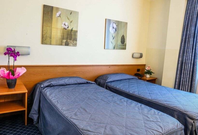 חדר סטנדרט לשלושה, Gallia