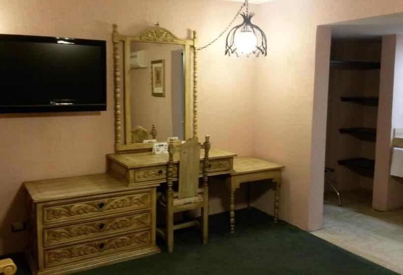 جناح جونيور, Los Arcos