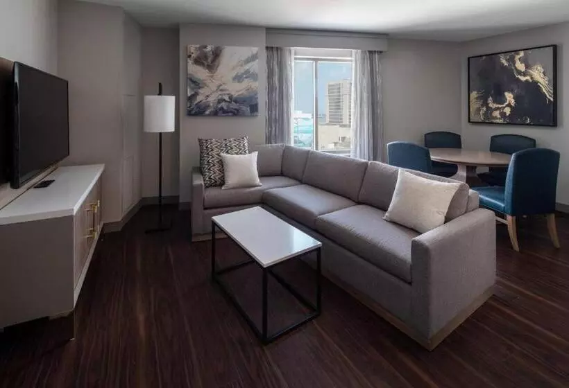سوییت جونیور, New Orleans Marriott Warehouse Arts District