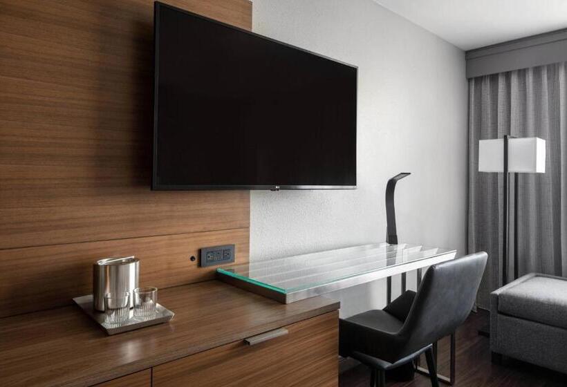 Club Room King Bed, New Orleans Marriott Warehouse Arts District