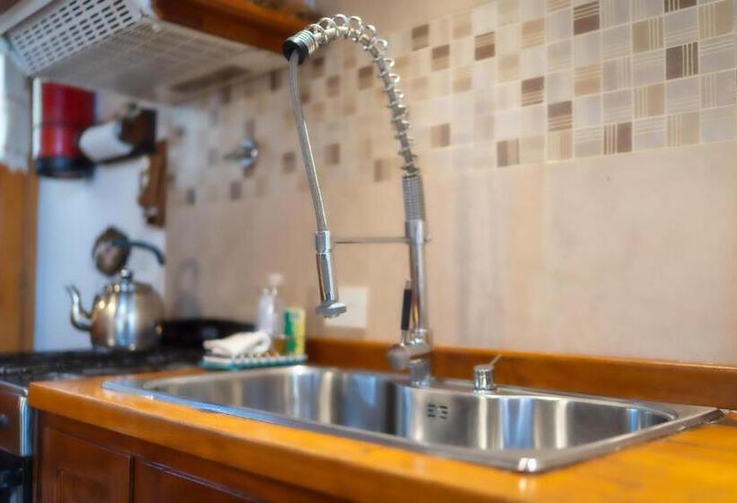 침실 2개 아파트, Rotui Apart