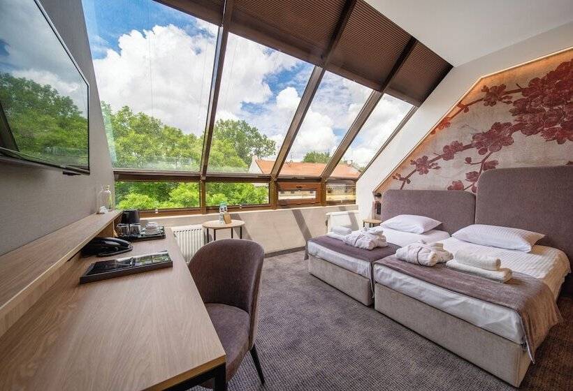 プレミアムルーム, Alexander