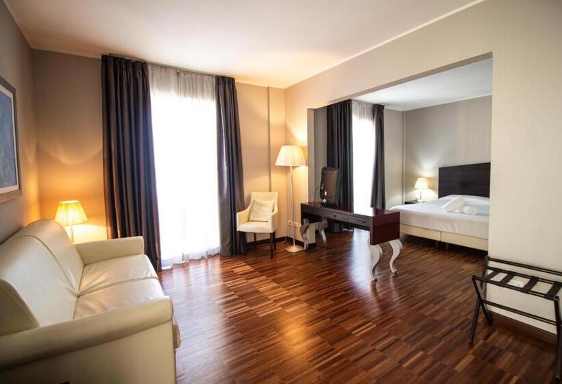 سوئیت جونیور با تراس, Cavour By Lvg Hotel Collection