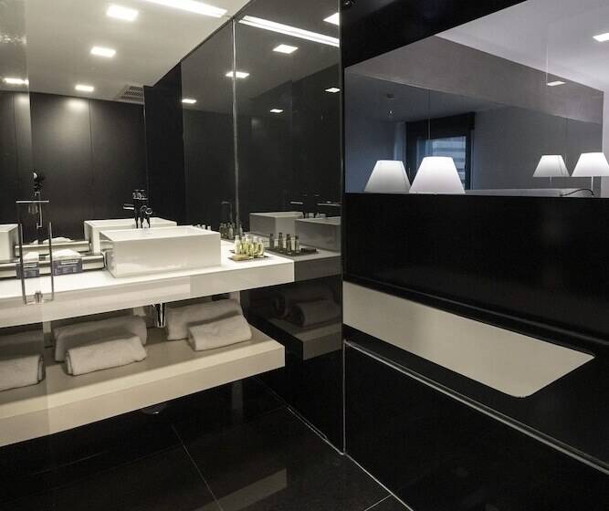 اتاق استاندارد با تخت بزرگ, Doubletree By Hilton Hotel Lisbon   Fontana Park