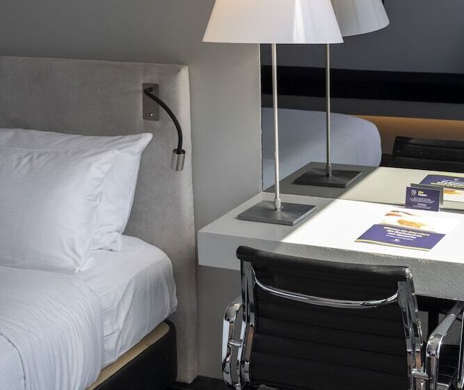 اتاق استاندارد با تخت بزرگ, Doubletree By Hilton Hotel Lisbon   Fontana Park