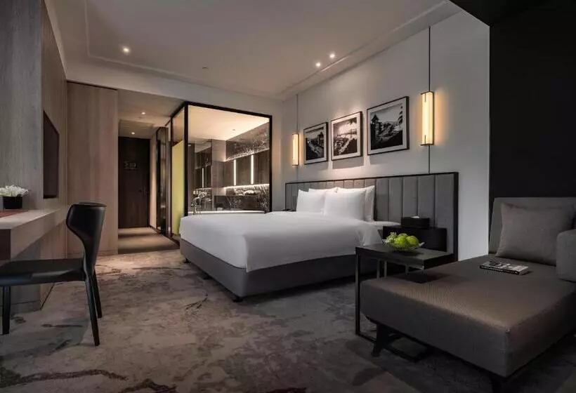 キングサイズベッド、シティビューデラックスルーム, Crowne Plaza Danang City Centre, An Ihg