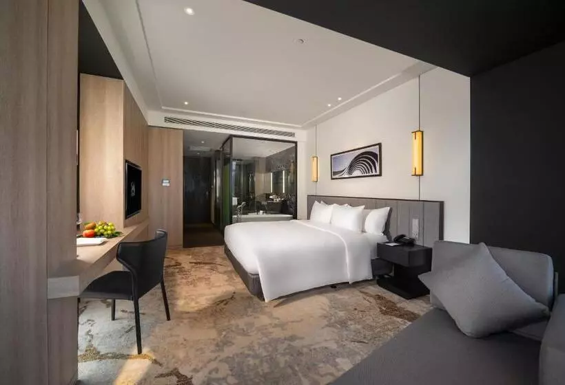 キングサイズベッド、シティビューデラックスルーム, Crowne Plaza Danang City Centre, An Ihg